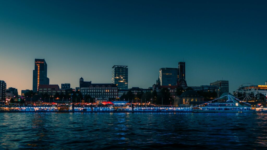 hafenrundfahrt-hamburg-barkassenfahrt-hamburg-hafenrundfahrt-speicherstadt